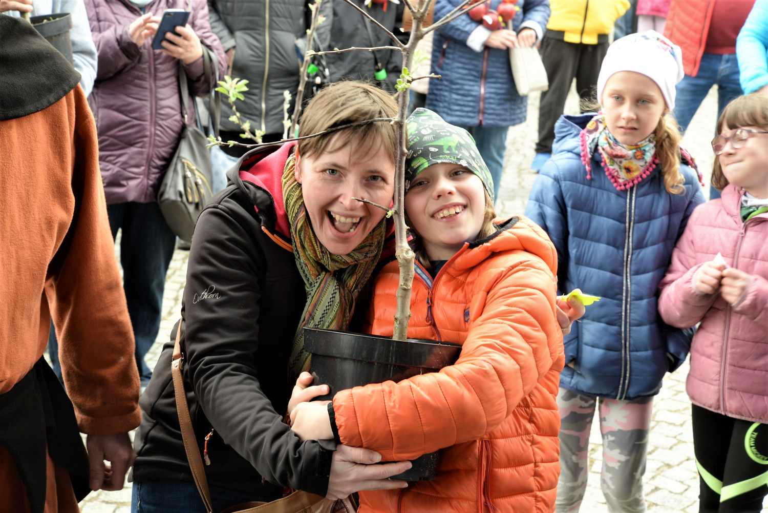 Tarnowskie Góry. W niedzielę na rynku zorganizowano losowanie i rozdano 100 sadzonek Pięknej z Rept. Fot. Jarosław Myśliwski